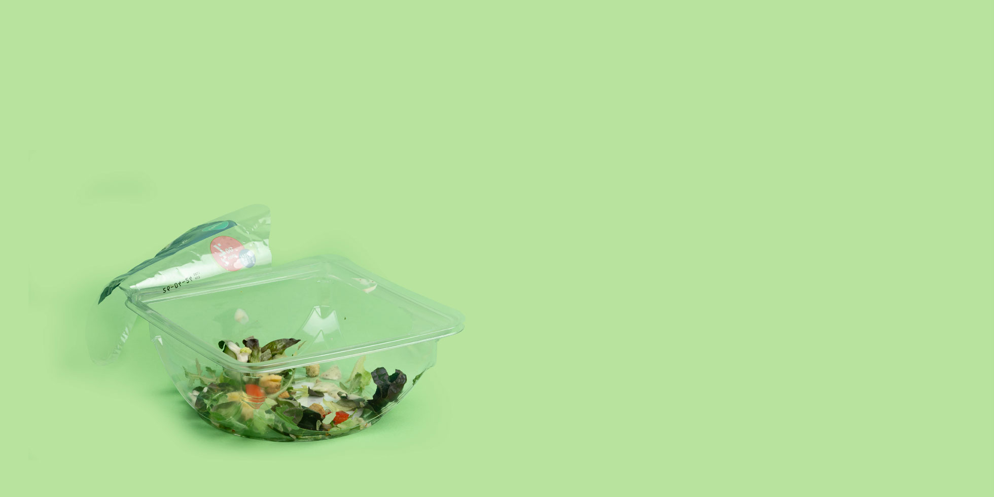 Plastic bakje met restje salade